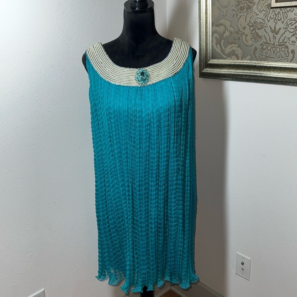 Embellished pleated chiffon sleeveless cocktail dress Sz M (10) aqua brooch